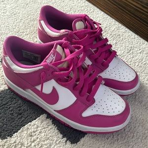 Women’s Nike 5.5 pink and white sneakers